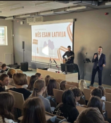 03 Skaistus valsts svētkus, godinot Latviju!
