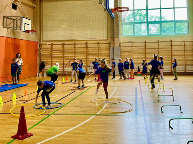 1. klašu Sporta svētki Zolitūdes ģimnāzijā - prieks, kustība un kopā būšana