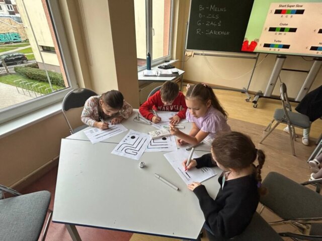 1_a_klase (12) STEM nodarbība "Mans pirmais robots"