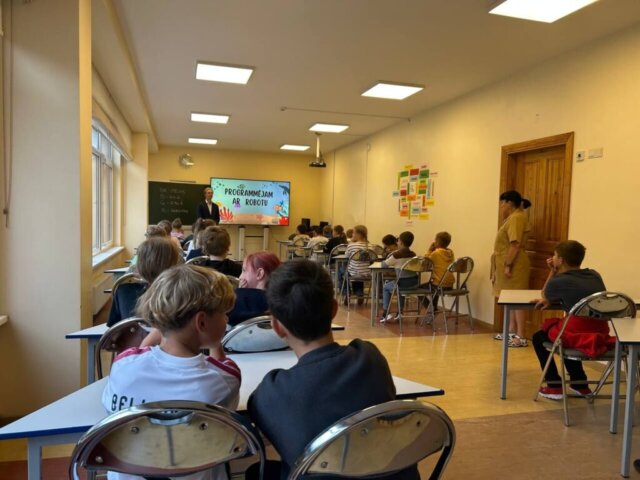 3_d_klase (1) Trešklasnieki iepazīst programmēšanas pasauli STEM nodarbībā “Programmējam ar robotu”