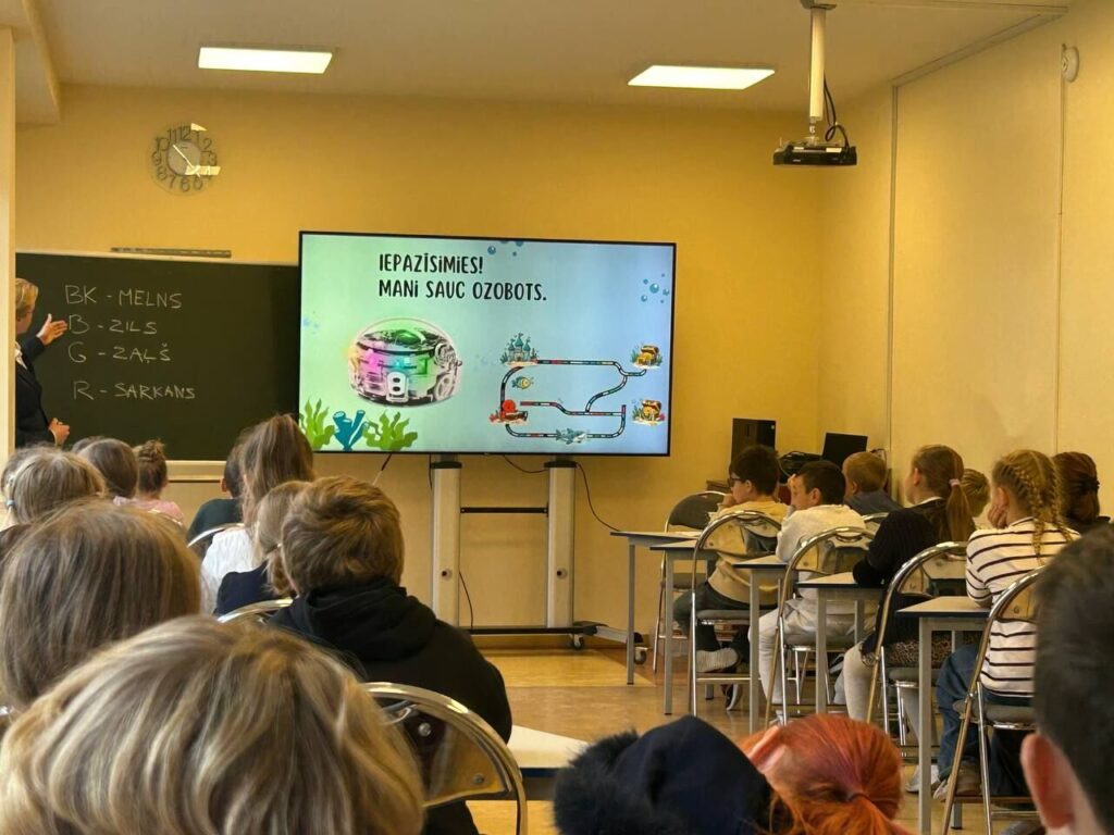 Trešklasnieki iepazīst programmēšanas pasauli STEM nodarbībā “Programmējam ar robotu”