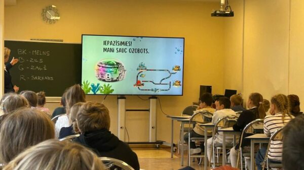 Trešklasnieki iepazīst programmēšanas pasauli STEM nodarbībā “Programmējam ar robotu”