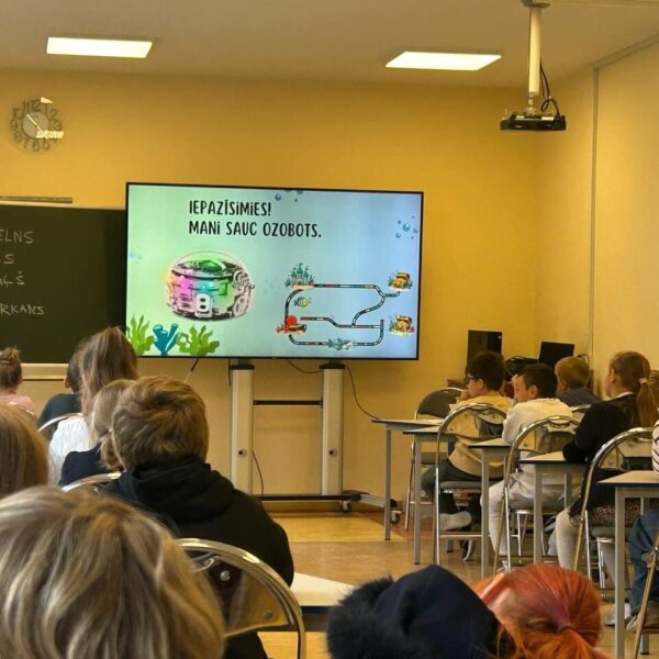 Trešklasnieki iepazīst programmēšanas pasauli STEM nodarbībā “Programmējam ar robotu”