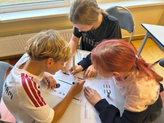 3_d_klase (5) Trešklasnieki iepazīst programmēšanas pasauli STEM nodarbībā “Programmējam ar robotu”