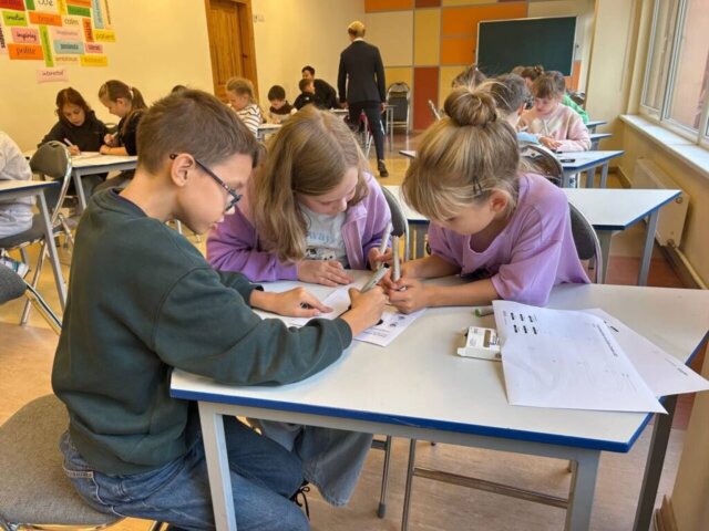 3_d_klase (6) Trešklasnieki iepazīst programmēšanas pasauli STEM nodarbībā “Programmējam ar robotu”