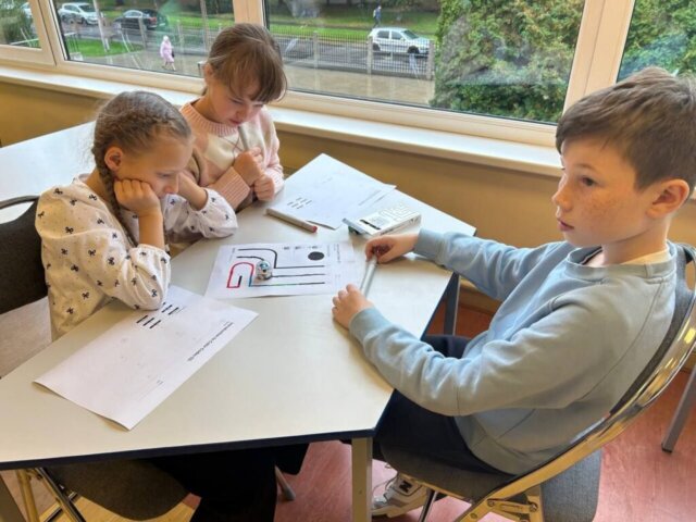 3_d_klase (7) Trešklasnieki iepazīst programmēšanas pasauli STEM nodarbībā “Programmējam ar robotu”
