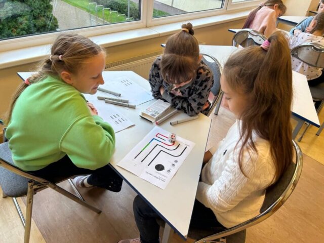 3_d_klase (8) Trešklasnieki iepazīst programmēšanas pasauli STEM nodarbībā “Programmējam ar robotu”