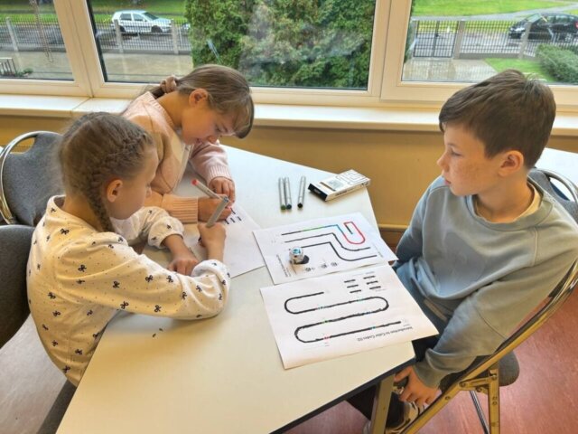 3_d_klase (9) Trešklasnieki iepazīst programmēšanas pasauli STEM nodarbībā “Programmējam ar robotu”