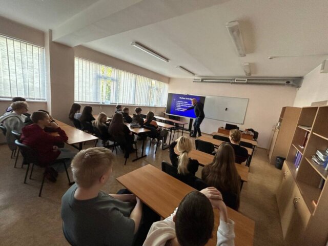 8-a-klases-macibu-ekskursija-uz-rigas-tehniskas-universitates-muitas-un-nodoklu-vestures-muzeju-2025-gada-25-aprili-02 8.a klases mācību ekskursija uz Rīgas Tehniskās universitātes Muitas un nodokļu vēstures muzeju 2025. gada 25. aprīlī