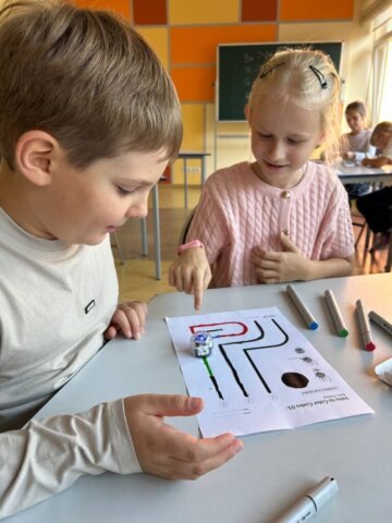 Labirinta_izaicnajums_2e (2) STEM nodarbībā “Labirinta izaicinājums” otrklasnieki iepazīst algoritmu pasauli