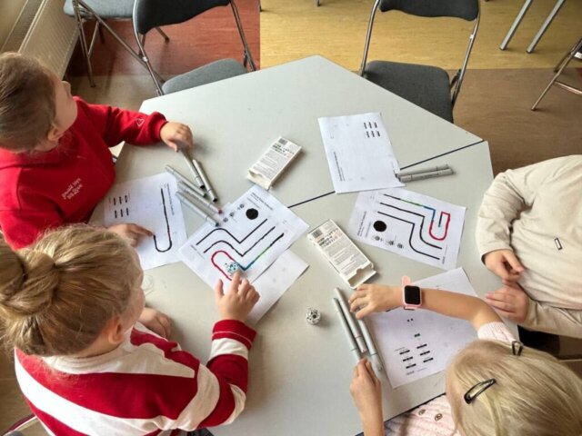 Labirinta_izaicnajums_2e (3) STEM nodarbībā “Labirinta izaicinājums” otrklasnieki iepazīst algoritmu pasauli