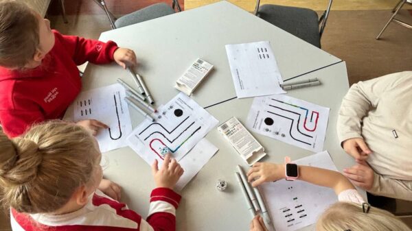 STEM nodarbībā “Labirinta izaicinājums” otrklasnieki iepazīst algoritmu pasauli