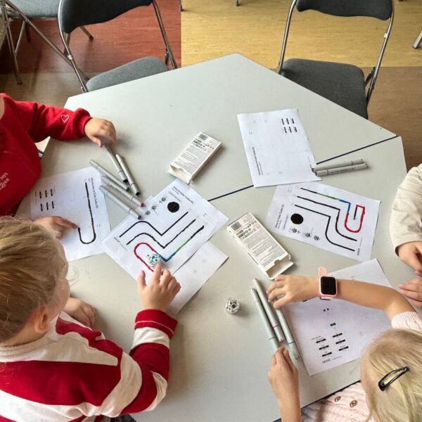 STEM nodarbībā “Labirinta izaicinājums” otrklasnieki iepazīst algoritmu pasauli