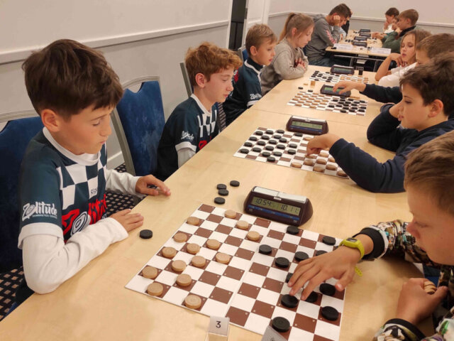 Latv_cemp_dampretes01 ZELTS Latvijas komandu čempionātā 100 lauciņu dambretē!