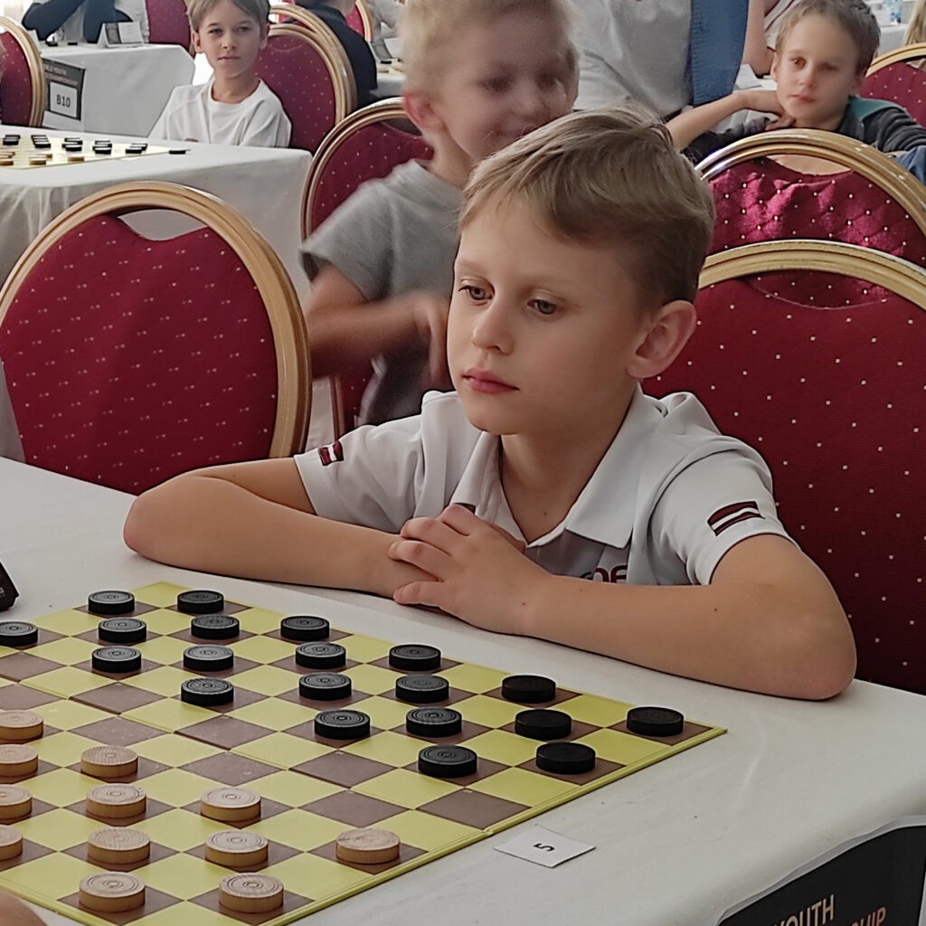 Pasaules čempionāts jauniešiem 100 lauciņu dambretē