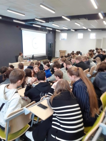 Izglītojošā nodarbība "Budžeta plānošana" aizrauj 9. klašu skolēnus Rīgas Zolitūdes ģimnāzijā Izglītojošā nodarbība "Budžeta plānošana" aizrauj 9. klašu skolēnus Rīgas Zolitūdes ģimnāzijā