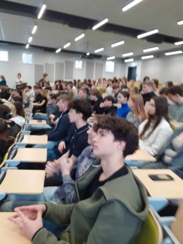 Izglītojošā nodarbība "Budžeta plānošana" aizrauj 9. klašu skolēnus Rīgas Zolitūdes ģimnāzijā Izglītojošā nodarbība "Budžeta plānošana" aizrauj 9. klašu skolēnus Rīgas Zolitūdes ģimnāzijā