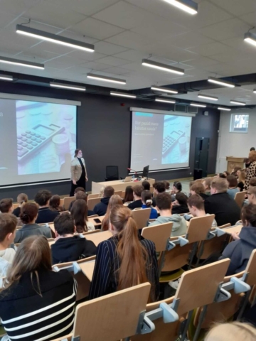 Izglītojošā nodarbība "Budžeta plānošana" aizrauj 9. klašu skolēnus Rīgas Zolitūdes ģimnāzijā Izglītojošā nodarbība "Budžeta plānošana" aizrauj 9. klašu skolēnus Rīgas Zolitūdes ģimnāzijā