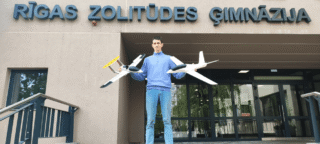 Rihards Gaiķens ar saviem lidaparātiem pirms izbraukšnas uz “Dronu samitu 2025”