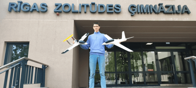 Rihards Gaiķens ar saviem lidaparātiem pirms izbraukšnas uz “Dronu samitu 2025” Rihards Gaiķens ar saviem lidaparātiem pirms izbraukšnas uz “Dronu samitu 2025”