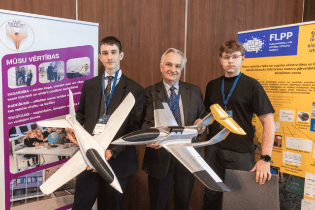 BPLA konstruktors Rihards Gaiķens (no kreisās) ar diviem saviem lidaparātiem, dizaina un tehnoloģiju skolotāju I. Griņeviču un ģimnāzistu Mihailu Mlokitu “Drone Samitā 2025” Foto ©Ģirts Ozoliņš/MN, no raksta “Aizsardzības inovāciju samits "Drone Summit 2025"” Aizsardzības inovāciju samits "Drone Summit 2025" - Foto - nra.lv BPLA konstruktors Rihards Gaiķens (no kreisās) ar diviem saviem lidaparātiem, dizaina un tehnoloģiju skolotāju I. Griņeviču un ģimnāzistu Mihailu Mlokitu “Drone Samitā 2025” Foto ©Ģirts Ozoliņš/MN, no raksta “Aizsardzības inovāciju samits "Drone Summit 2025"” Aizsardzības inovāciju samits "Drone Summit 2025" - Foto - nra.lv