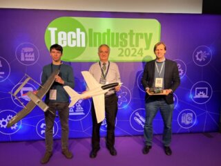 Rīgas Zolitūdes ģimnāzijas audzēkņu lidaparāti “TechIndustry 2024” izstādes laikā